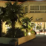 Hotel The Originals City, Des Arènes,