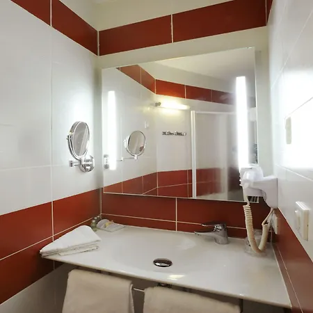 Hotel The Originals City, Des Arenes, 3*