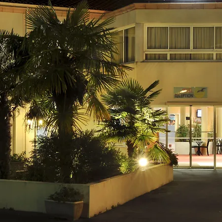 Hotel The Originals City, Des Arenes,