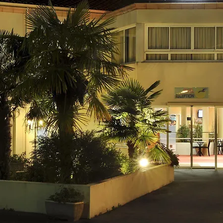 Hotel The Originals City, Des Arenes,