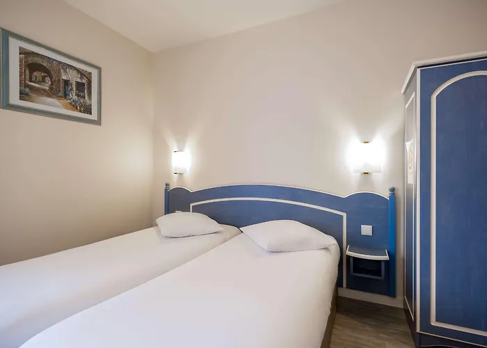 Hotel The Originals City, Des Arenes,