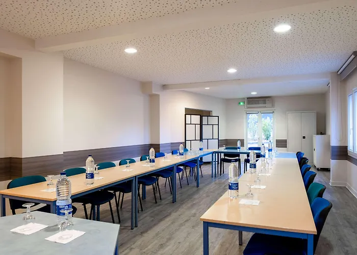 Hotel The Originals City, Des Arenes, 3*