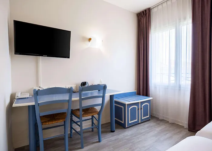 Hotel The Originals City, Des Arenes,