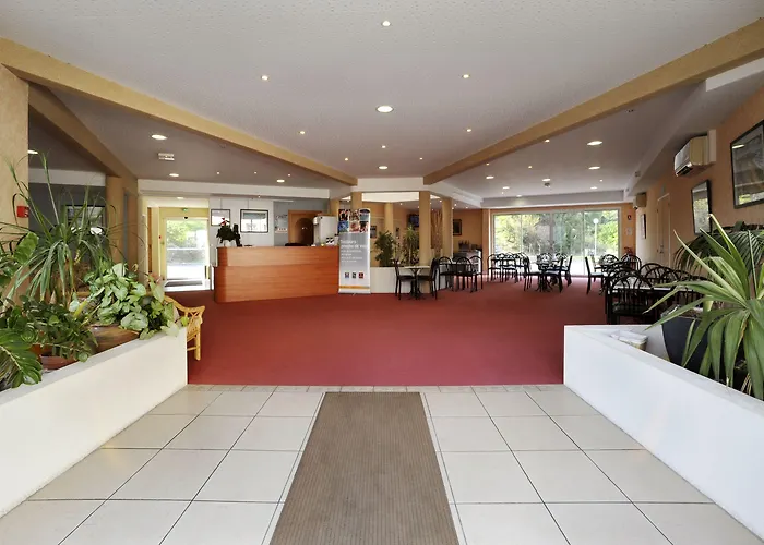 Hotel The Originals City, Des Arenes,